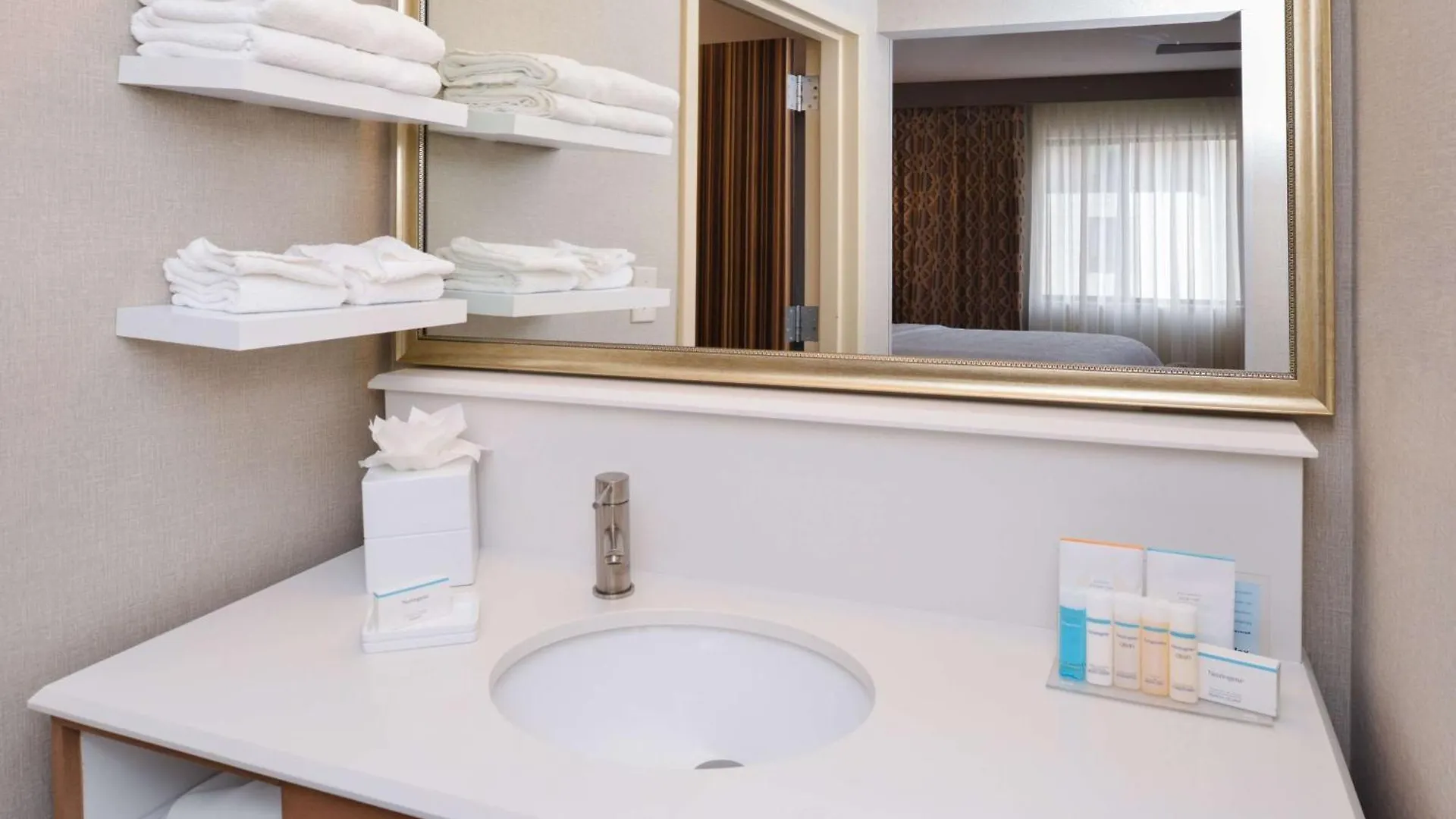Hampton Inn & Suites Denver-Speer Boulevard 3*, DEN
